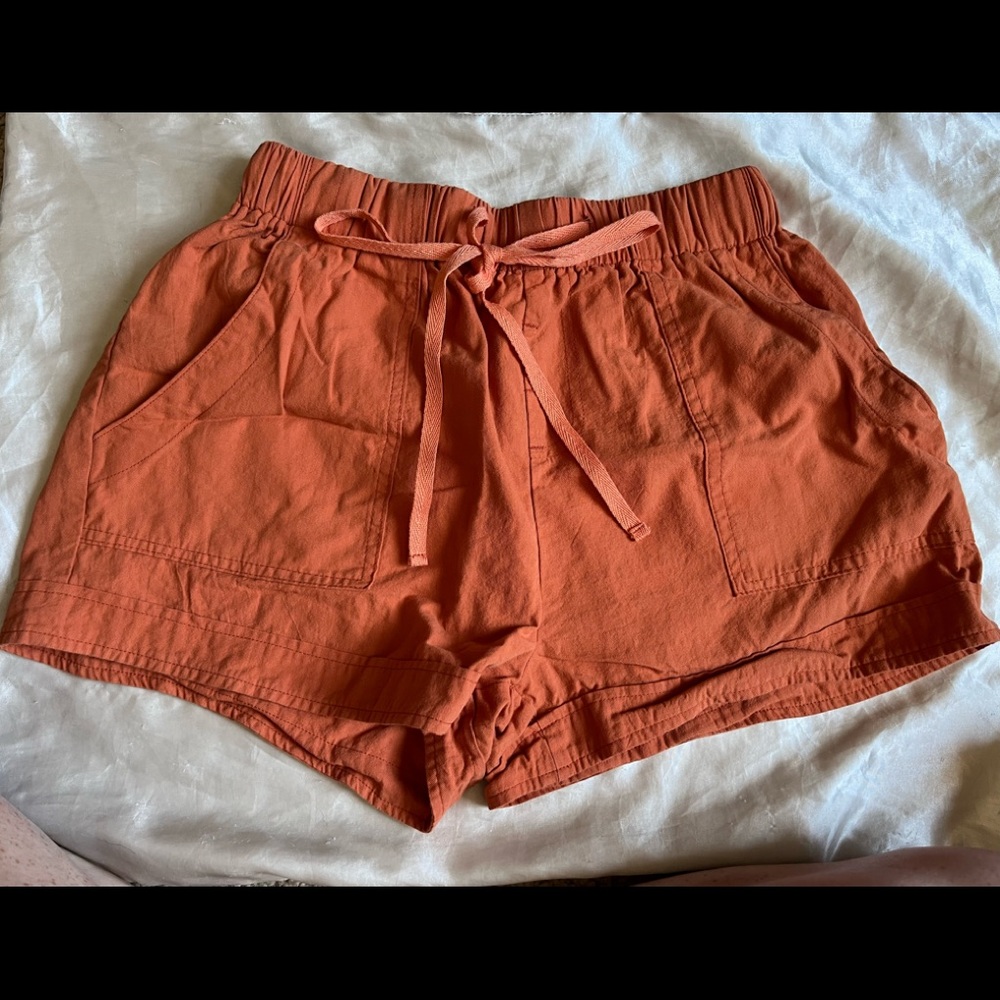 Boutique high-waisted orange flowy shorts 🩳